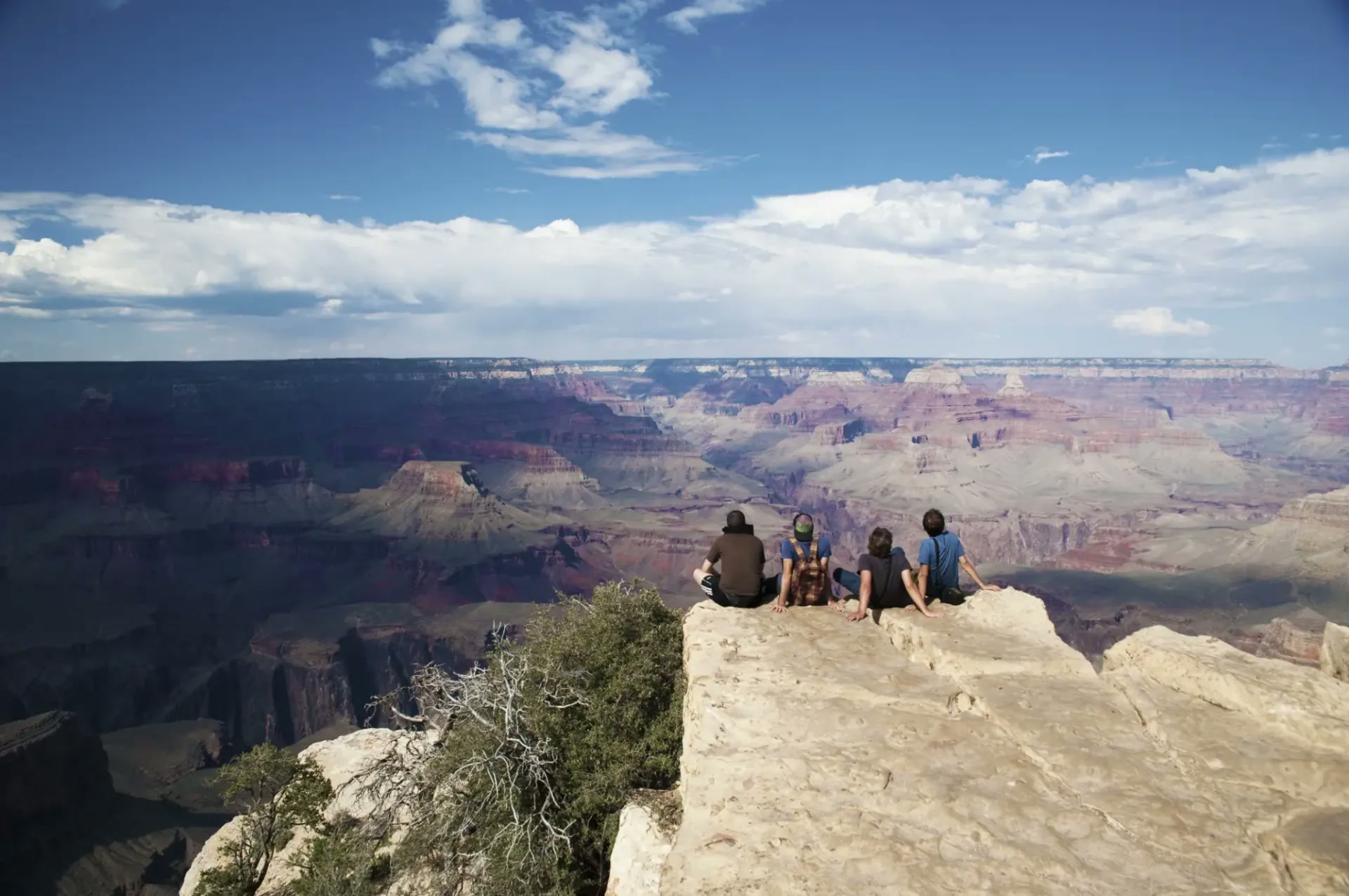 Studenti sledují panoramatický výhled na Grand Canyon během studia v USA